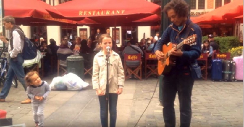 Das Mädchen begleitet einen Straßenmusikanten und singt „Ave Maria“ – das Ergebnis gibt uns Gänsehaut