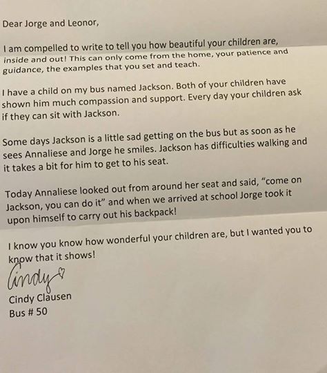 Die Busfahrerin steckt den Kindern einen Brief für die Eltern ein. Als sie ihn lesen, steigen ihnen die Tränen in die Augen.