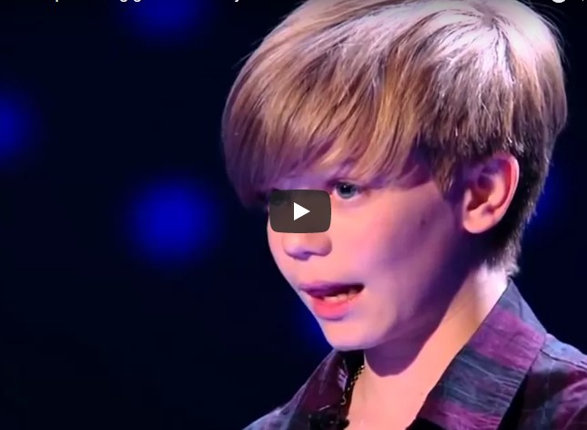 Jeder glaubt, der Junge singt den Song selbst – bis sie sehen, wer zu ihm auf die Bühne stößt!