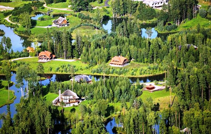 Der lettische Millionär kaufte dreitausend Hektar Wald und baute 