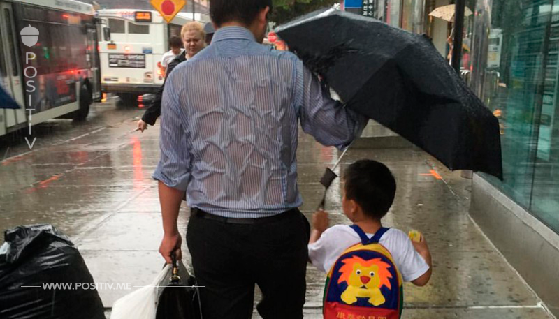 Dieser Mann fotografiert heimlich, was der Vater mit seinem Sohn tut. Das Foto geht nun um die ganze Welt!