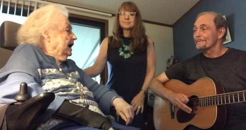 93-jährige Großmutter spielt mit ihrer Familie ein wunderschönes Gospel-Lied auf der Gitarre