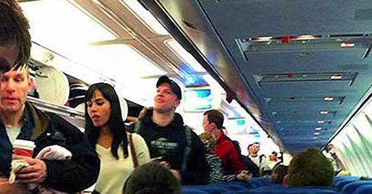 Ein Passagier in der ersten Klasse bemerkt, dass ein weiblicher Armeeoffizier das Flugzeug betritt und lässt sie sich nicht einfach auf ihren Platz setzen