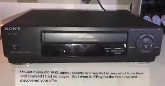 Kranker Mann verkauft Objekt bei eBay, um zu überleben und erhält Brief eines 86-Jährigen, der seinen Videorekorder kaufte