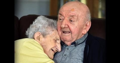 98-jährige Mutter zieht in das Pflegeheim, um sich um ihren 80-jährigen Sohn zu kümmern