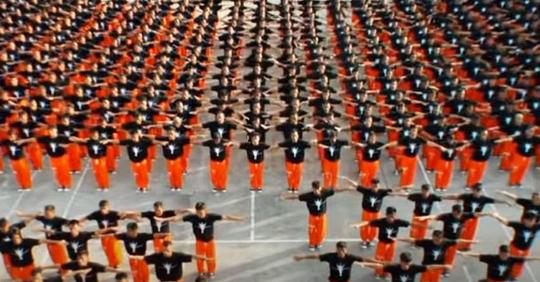 Ein Meer von Gefängnisinsassen steht im Hof und führt überraschend einen Michael Jackson Flashmob auf