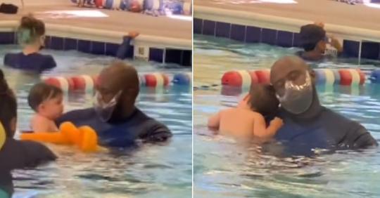 Video: Schwimmlehrer Carlson Rogers hält schlafendes Baby