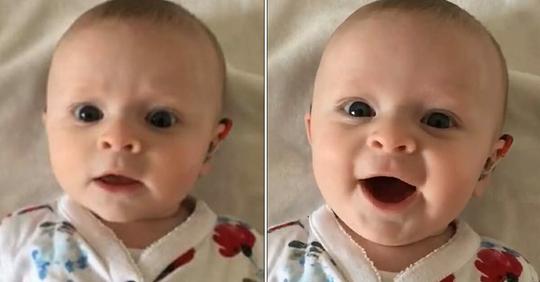 Taubes Baby lacht Eltern an, als sein Hörgerät zum ersten Mal eingeschaltet wird