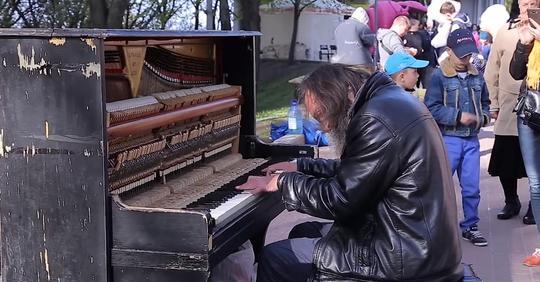 Ein Obdachloser setzt sich an ein kaputtes Klavier am Straßenrand – Umstehende müssen anhalten und zuhören