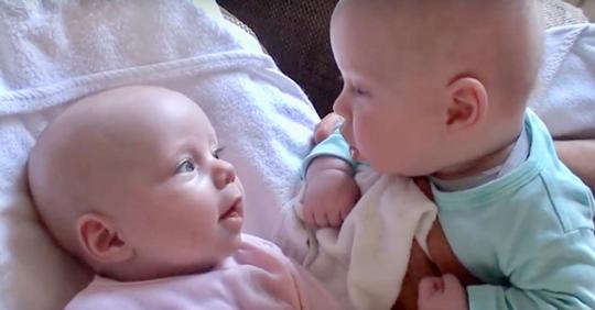 Vater erwischt Baby-Zwillinge beim Erwachsenengespräch