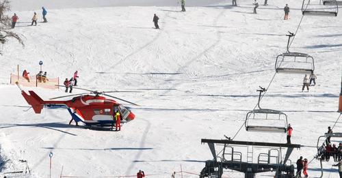 Mitten in Deutschland: Junge (8) stürzt aus Ski Gondel