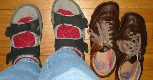 Schuhe ausziehen! Darum sind Straßenschuhe zuhause tabu
