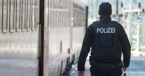 Mann vergisst Rucksack voller Drogen im Bahnhof – und möchte ihn anschließend bei der Polizei abholen