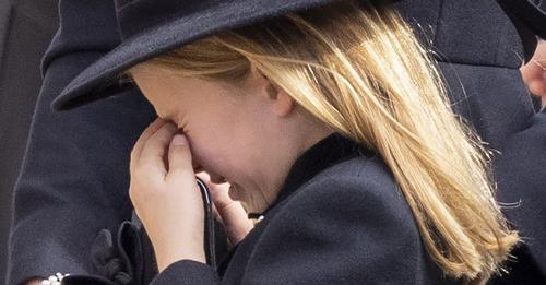 Total aufgelöst: Charlotte weint bitterlich bei Beerdigung