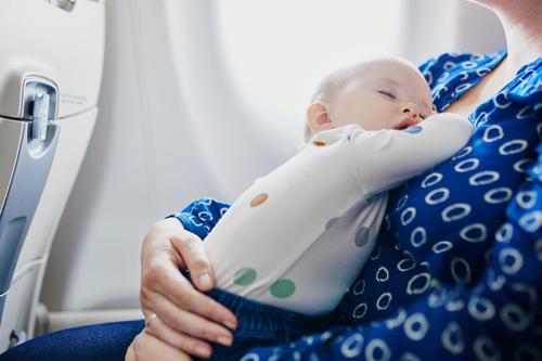 Frau mit Baby wird wütend, als Mann im Flugzeug sich weigert, seinen Sitzplatz mit extra Beinfreiheit für ihren Mann aufzugeben