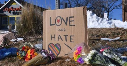 Tödliche Schießerei in LGBTQ-Nachtclub: Polizei ermittelt wegen des Verdachts auf Hassverbrechen