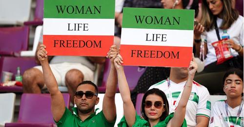 Irans Gänsehaut-Moment: Fans demonstrieren auf den Rängen – Spieler schweigen bei Hymne