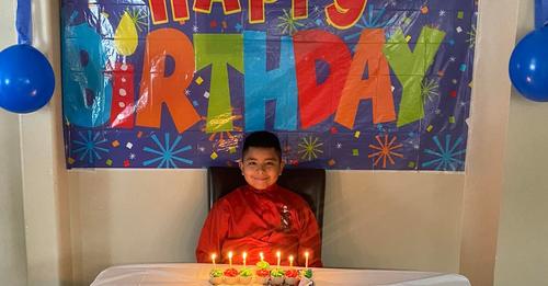 Niemand kommt zur Geburtstagsparty eines neunjährigen Jungen: Fremde überraschen ihn mit Geschenken